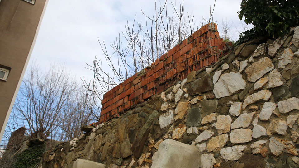 Genç kadının üzerine duvar yıkıldı!
