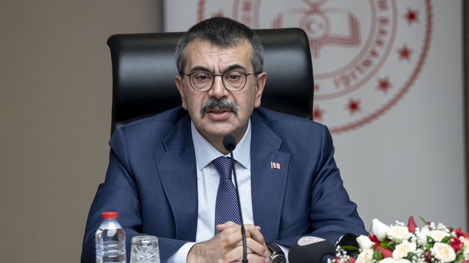 Bakan Tekin velilere seslendi! Kaç saat okuyarak örnek oluyorsunuz?