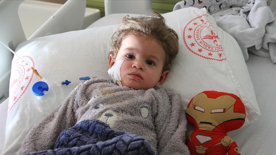 1 yaşındaki bebeğe yapay bağırsak