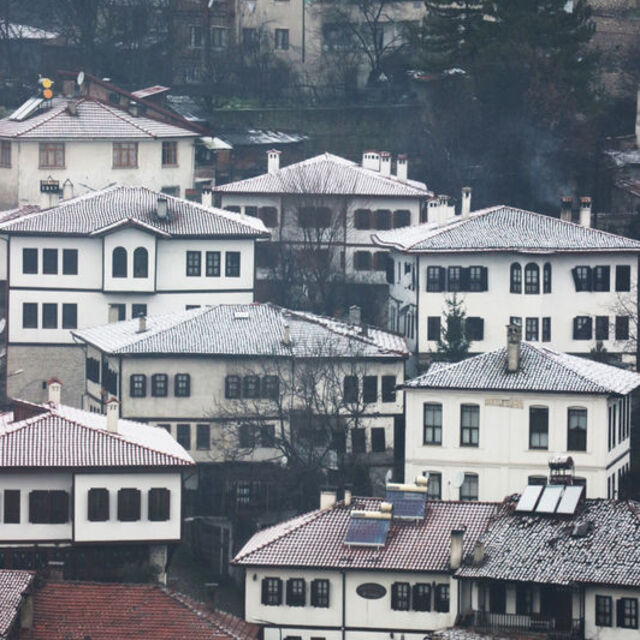 Safranbolu'nun tarihi yapıları karla kaplandı