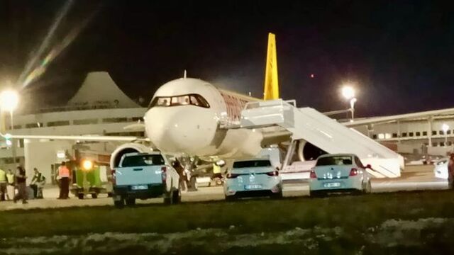  Yolcu uçağı Antalya'ya acil iniş yaptı