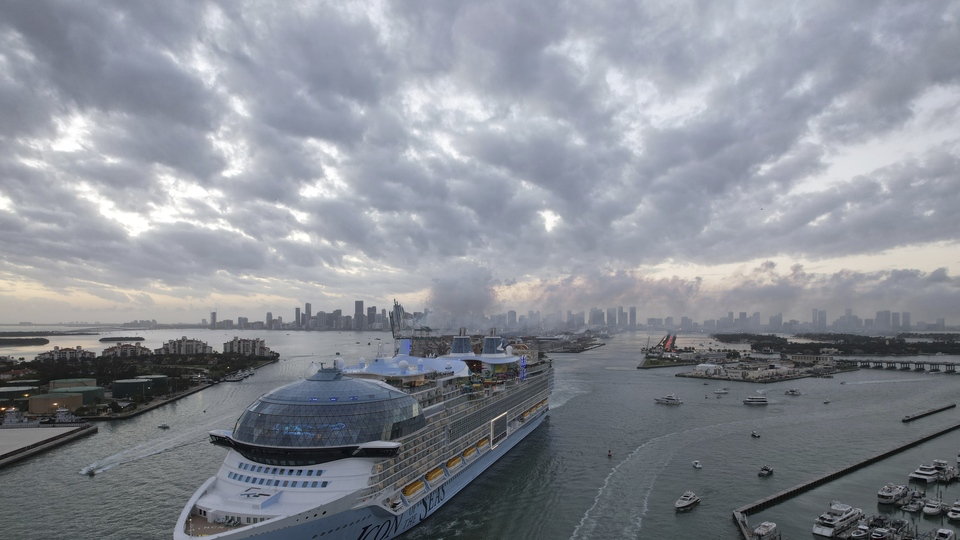 Dünyanın en büyük yolcu gemisi yola çıktı