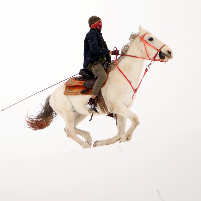  Erzurum Ovası'nda atlı kayak