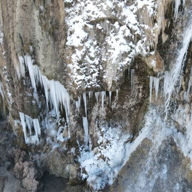  Şelale kısmen buz tuttu
