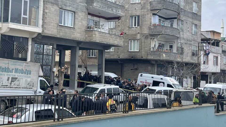 Karısını ve iki kayınbiraderini öldürdü!