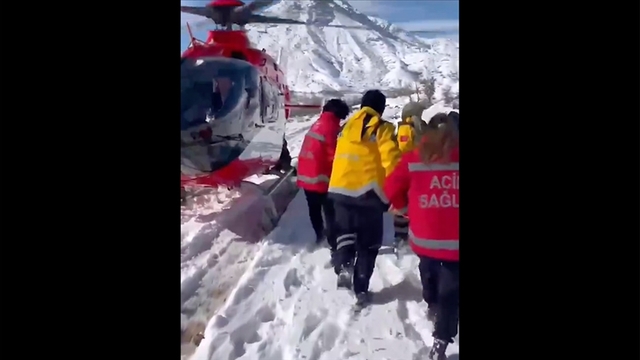  Köydeki hasta, helikopter ambulansla hastaneye ulaştırıldı
