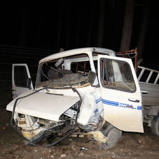  İki araç kafa kafaya çarpıştı: 1 ölü, 2 yaralı