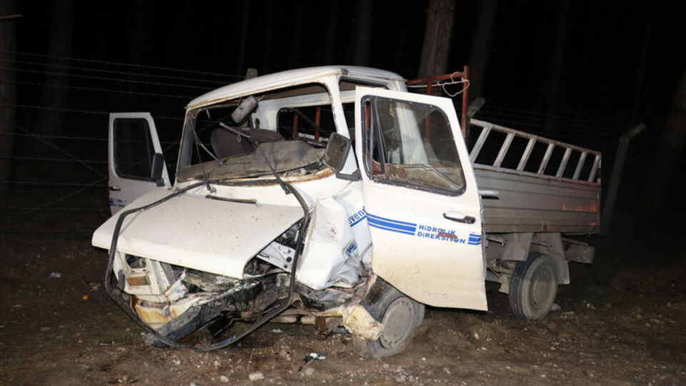 İki araç kafa kafaya çarpıştı: 1 ölü, 2 yaralı