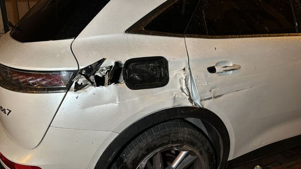 Kamyon sürücüsü araçlara çarpıp kaçtı