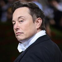 İnsan beynine çip yerleştirdi