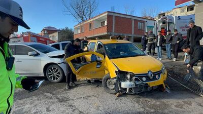 Kocaeli'de iki araç çarpıştı: 5 yaralı