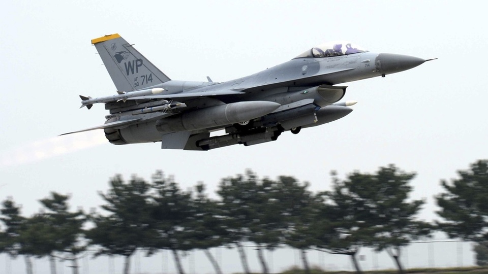 ABD'ye ait F-16 Güney Kore'de denize düştü