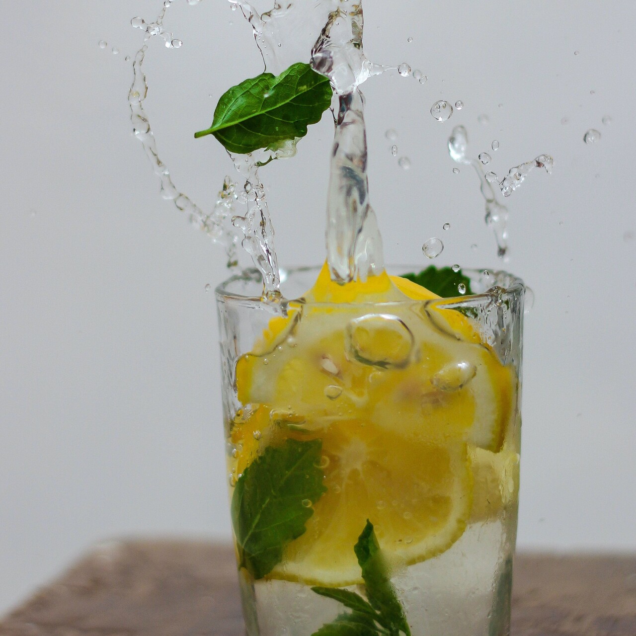 Limonlu su içmenin faydaları