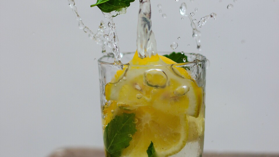 Limonlu su içmenin faydaları