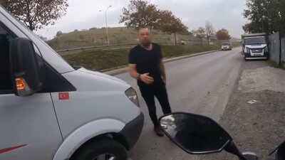 Yayalara yol veren motosikletliyi yumrukladı!
