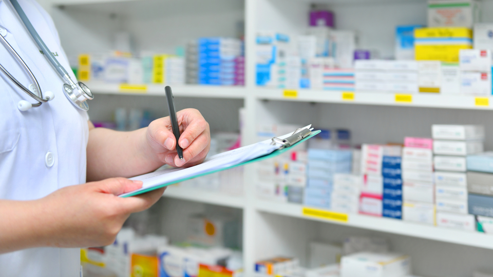 İngiltere'de yeni dönem! Eczacılar tedavi edebilecek