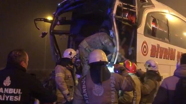 İstanbul'da yolcu otobüsü TIR'a çarptı: 19 Yaralı