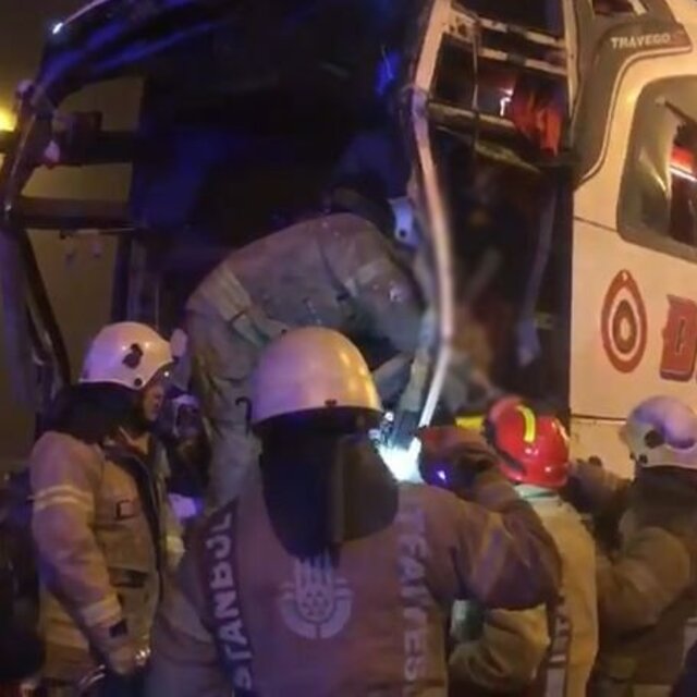 İstanbul'da yolcu otobüsü TIR'a çarptı: 19 Yaralı