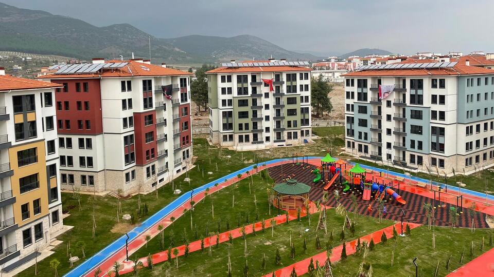 İlk deprem konutları teslim ediliyor