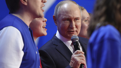 Putin mikrofonu aldı, gençlerle marş söyledi