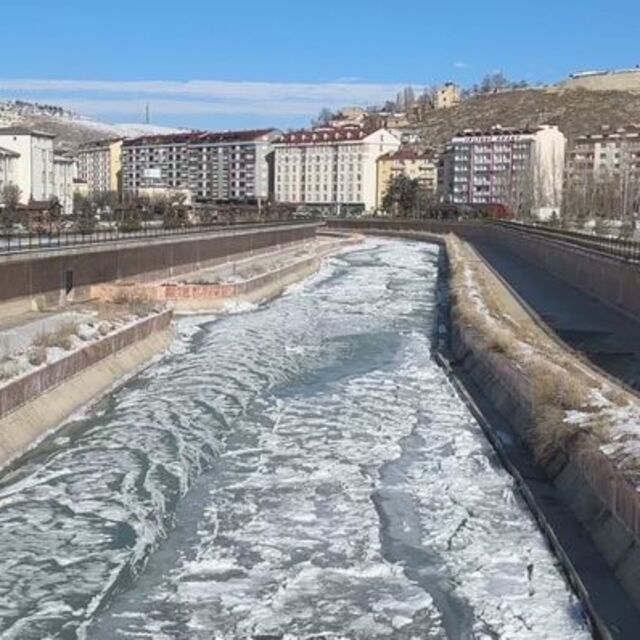 O kent -21'i gördü! Türkiye'nin en hızlı akan nehri buz tuttu!