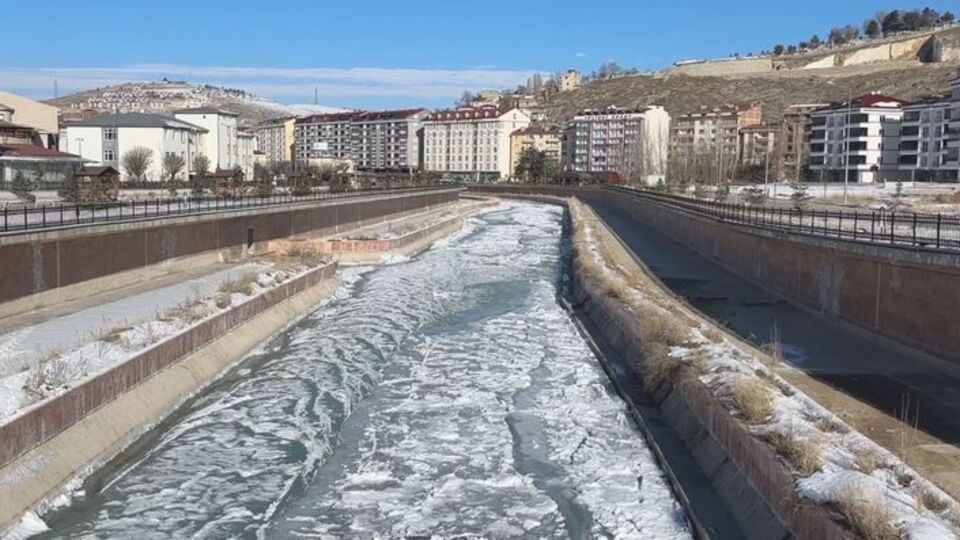O kent -21'i gördü! Türkiye'nin en hızlı akan nehri buz tuttu!