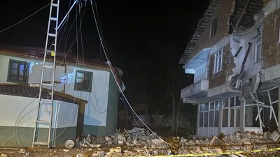 Heyelan bina ve yolları vurdu