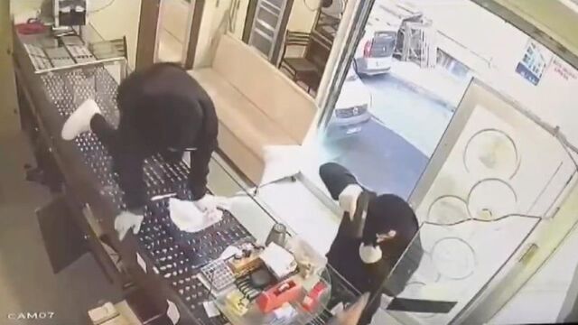�stanbul'da kuyumcuyu soymaya �al��an kad�n�n kimli�i �oke etti!