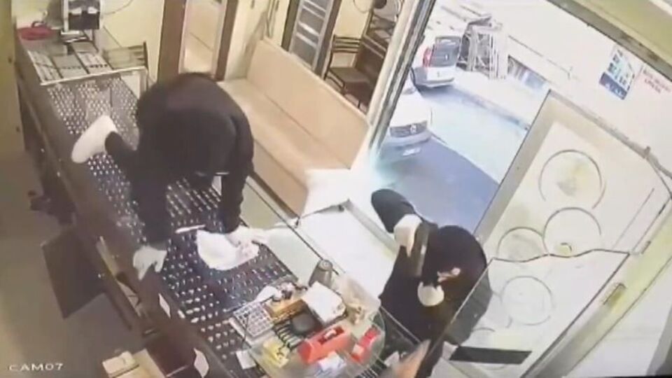 Kuyumcuyu soymaya çalışan kadının kimliği şoke etti!