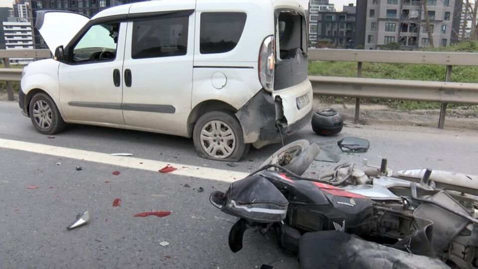 Motokurye emniyet şeridindeki araca çarptı!