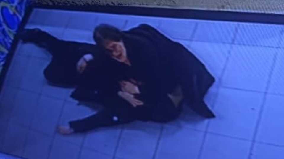 Darp edilen müzisyen nişanlısının kollarında can verdi!