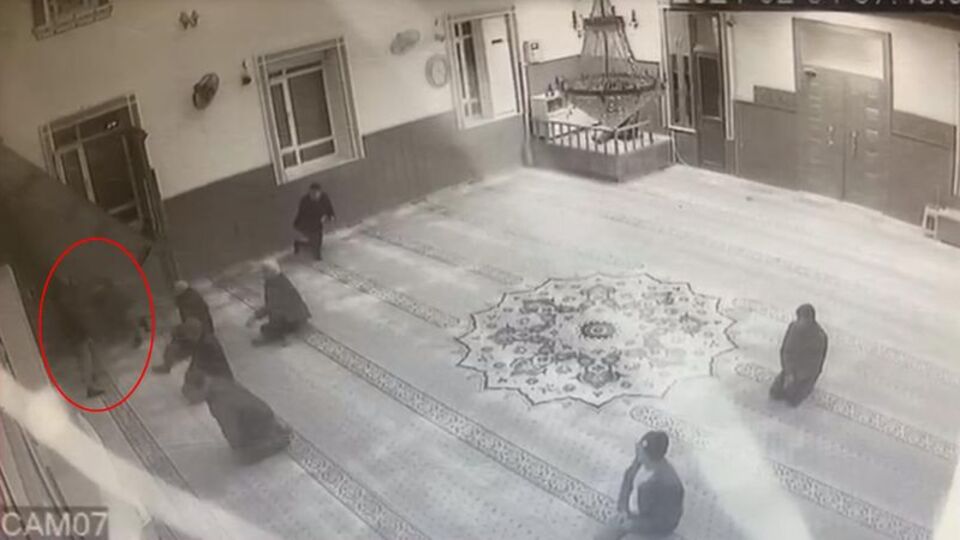 Görüntüler ortaya çıktı! Camide cinayet!
