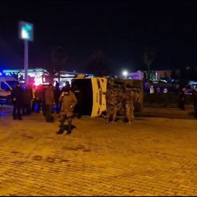 Çevik kuvvet midibüsü devrildi: Yaralılar var