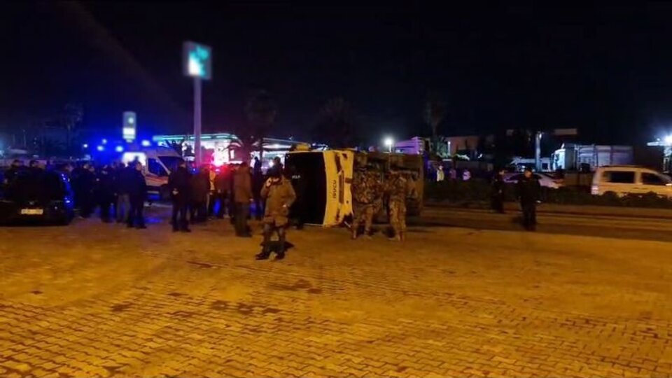 Çevik kuvvet midibüsü devrildi: Yaralılar var