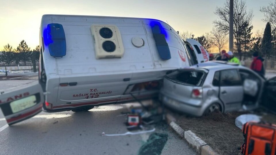 Sivas'ta ambulans ile otomobil çarpıştı