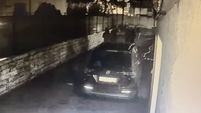 Hırsızlık için girdikleri evden çıkar çıkmaz yakalandılar!