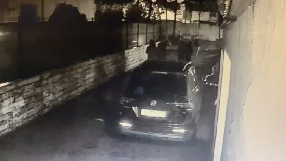 Hırsızlık için girdikleri evden çıkar çıkmaz yakalandılar!