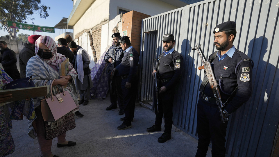 Pakistan'da gergin seçim: İnternet kesildi, saldırı gerçekleşti!