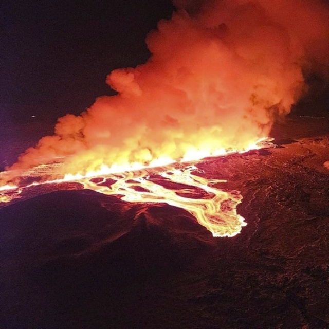 İzlanda'da 3 ayda 3. yanardağ patlaması