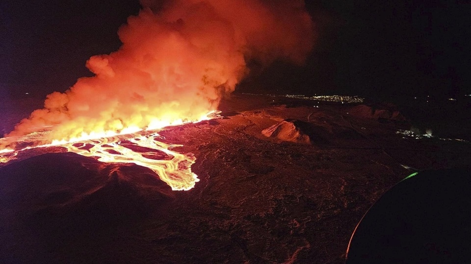 İzlanda'da 3 ayda 3. yanardağ patlaması