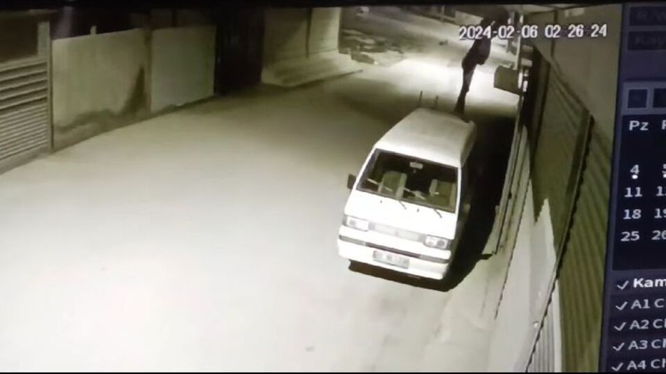 Hırsız güvenlik kamerasını bile çaldı!