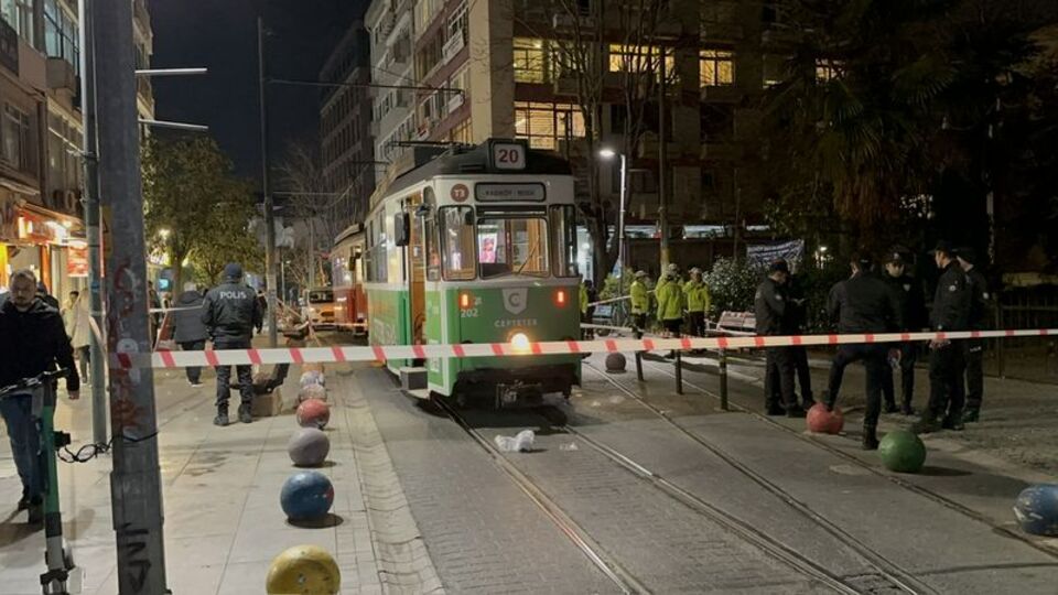 Kahreden olay! Tramvay yoluna giren torununu kurtarmak istedi