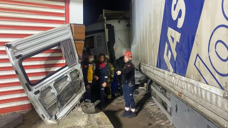 Feci kaza! TIR, işçi servisine çarptı: 3 ölü, 11 yaralı