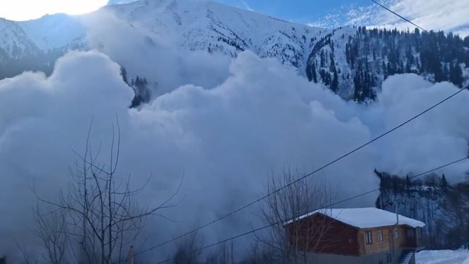 Korkutan görüntü... Rize'de çığ düşme anı kamerada!