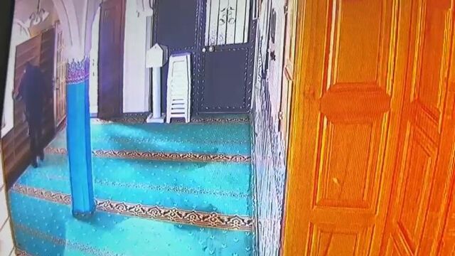 Bursa'da bir h�rs�z camide denedi�i ayakkab�y� �ald�