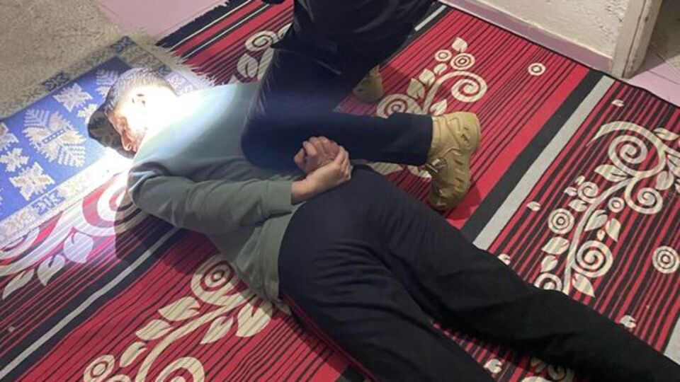 Terör örgütü elebaşının posterini asmışlardı!