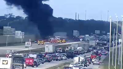 ABD'de küçük uçak otoyola düştü