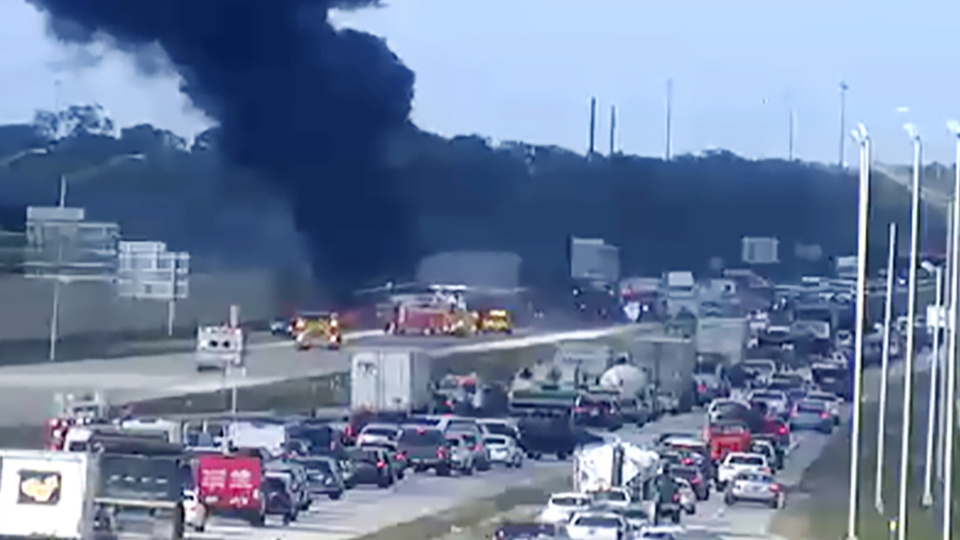 ABD'de küçük uçak otoyola düştü