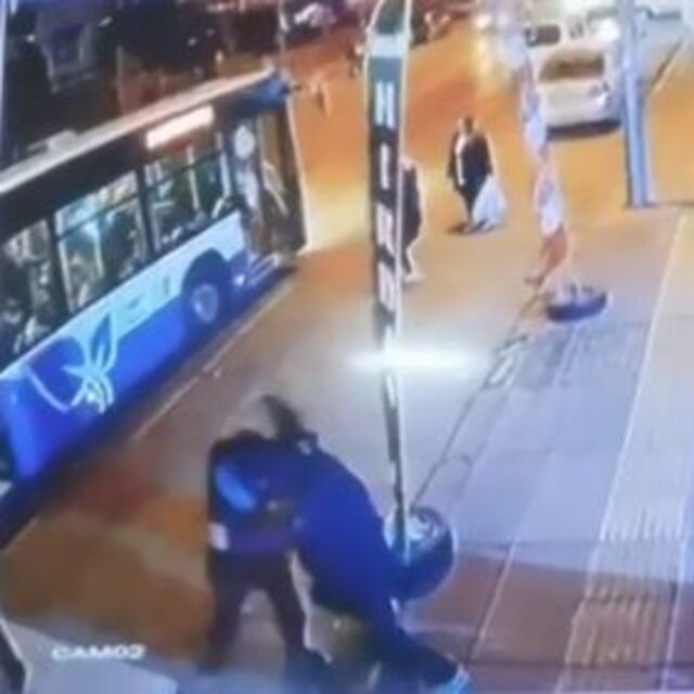 Otobüste tartıştı, iner inmez bıçaklandı!