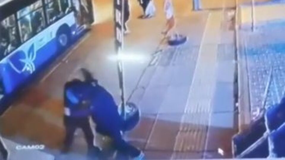Otobüste tartıştı, iner inmez bıçaklandı!